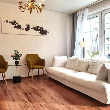 Haus Mit Grossen Garten *