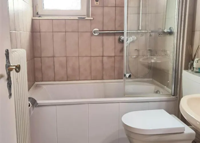 Haus Mit Grossen Garten *